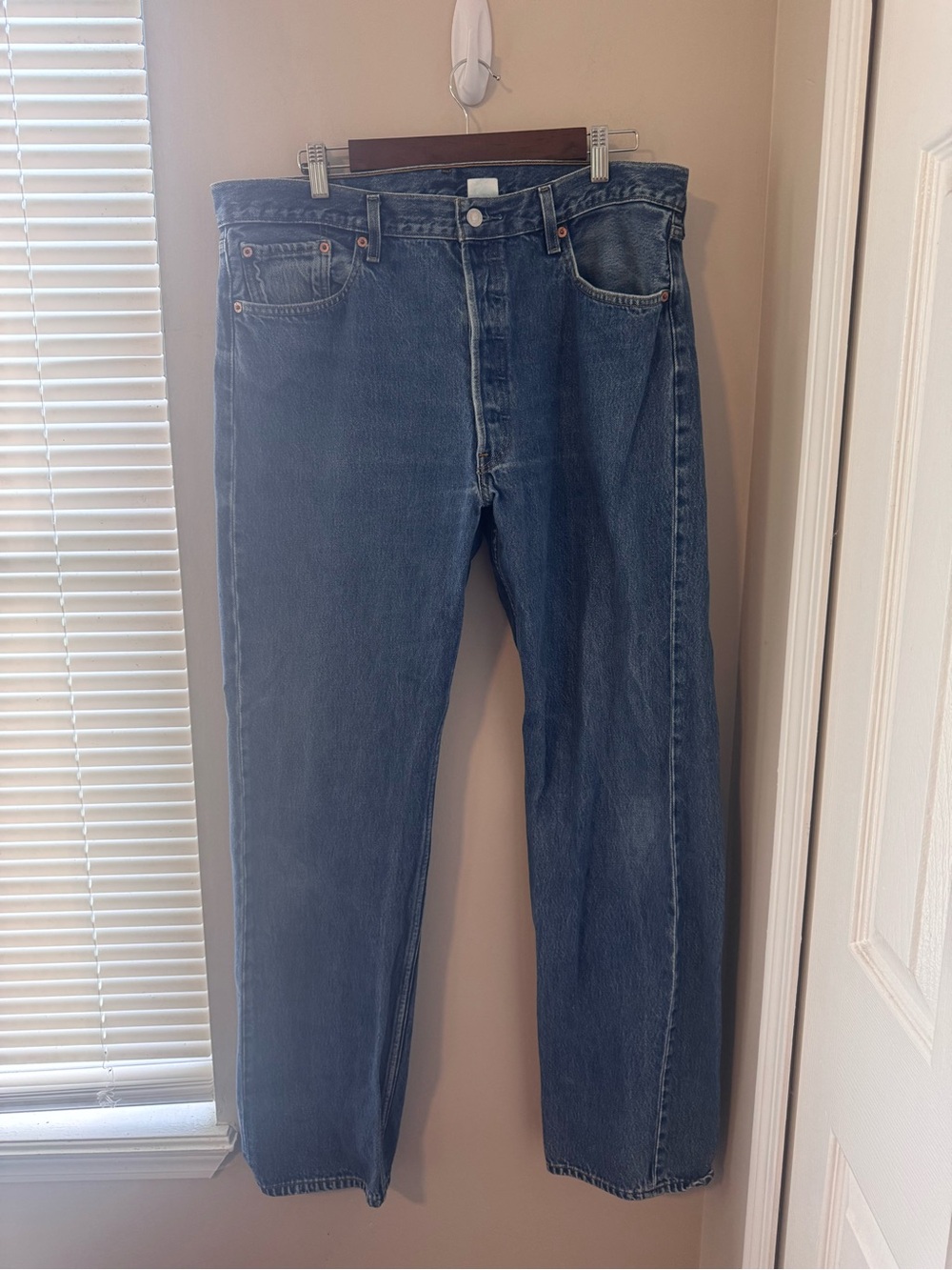 Vintage Levi's 501 Straight Leg Button Fly Medium Wash Denim Jeans Men 38x34
